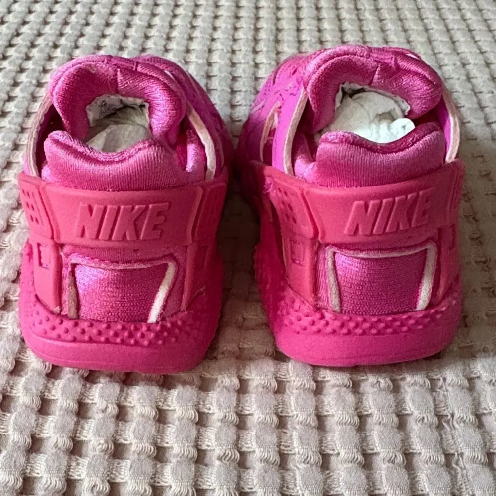 Infant Nike Huaraches Bright Pink Size  4C Like New!